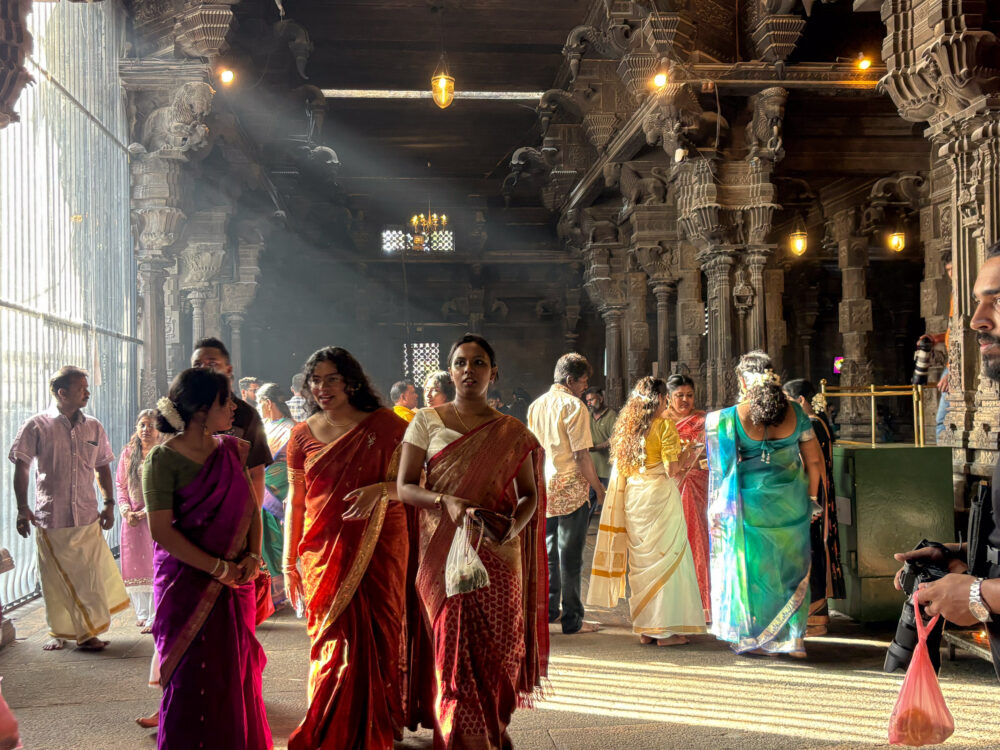 2026年のタミル・タイ・ポンガル当日、色鮮やかな民族衣装で集う家族の様子（スリランカ）