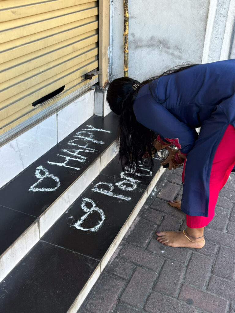 2026年タミル・タイ・ポンガルのコーラムを描く女性