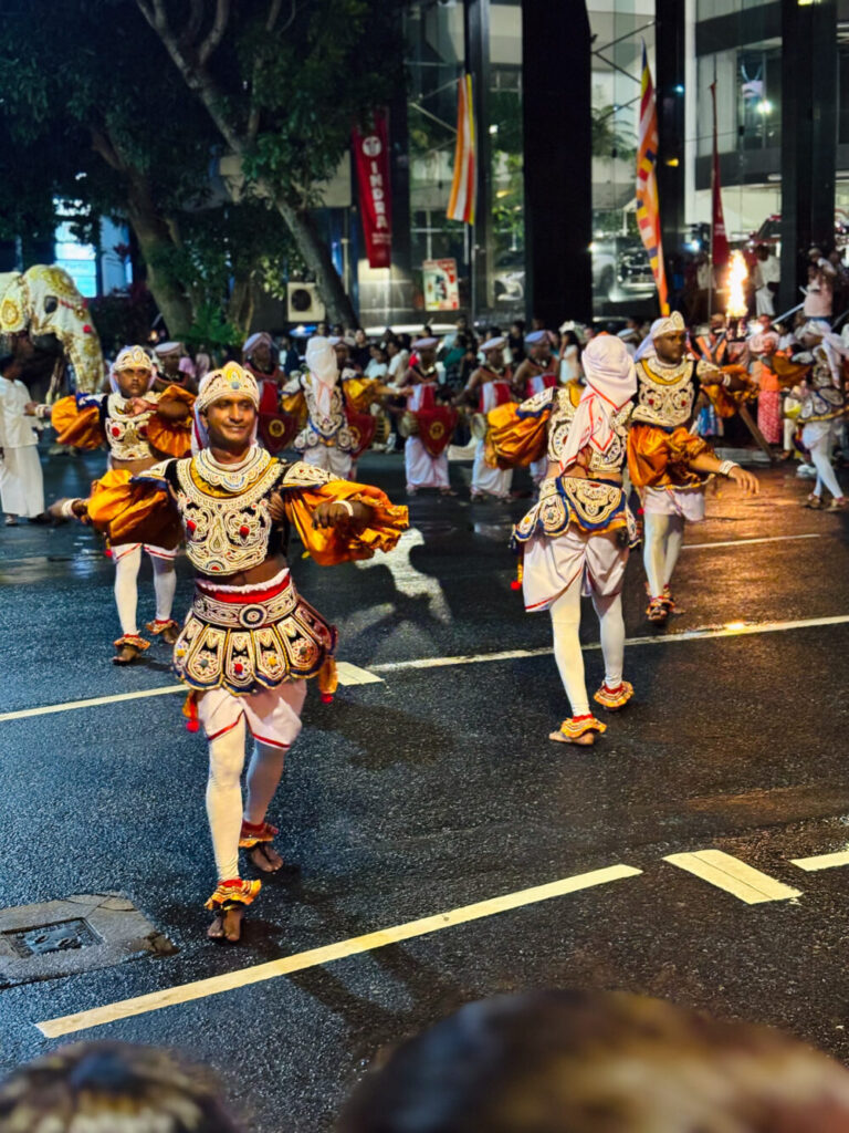 2026年 ナワン・ペラヘラ 伝統舞踊の踊り子 コロンボ