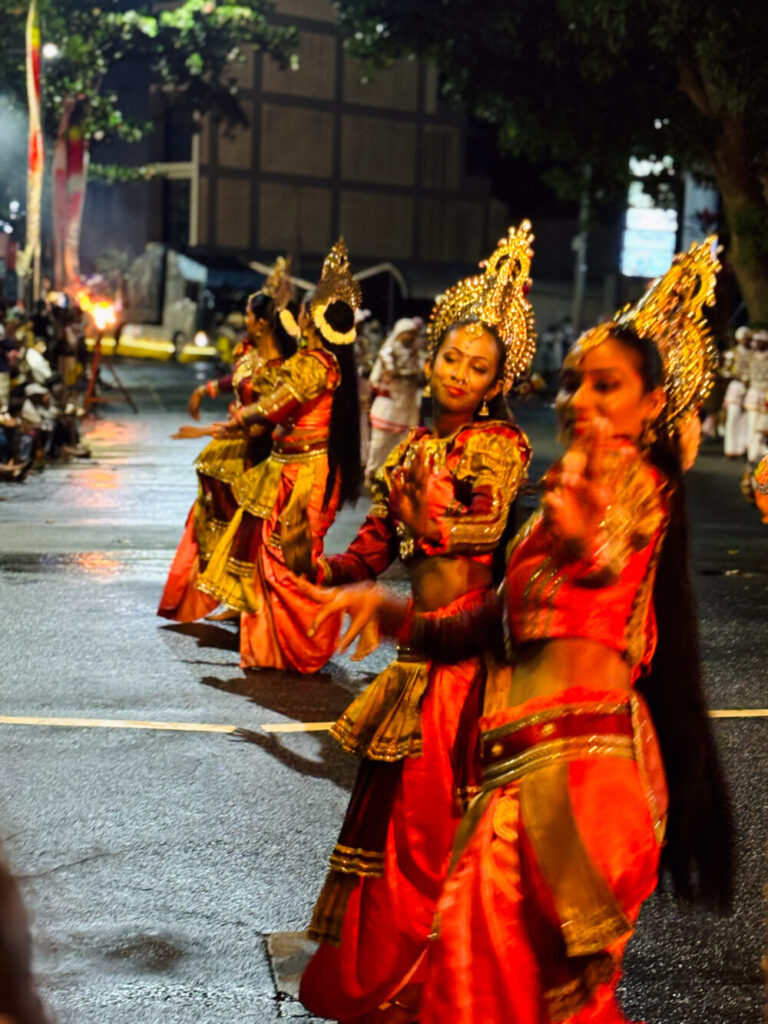 2026年 ナワン・ペラヘラ 伝統舞踊の踊り子 コロンボ