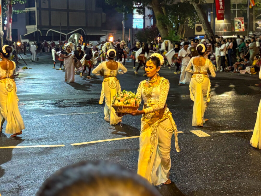 2026年 ナワン・ペラヘラ 伝統舞踊の踊り子 コロンボ