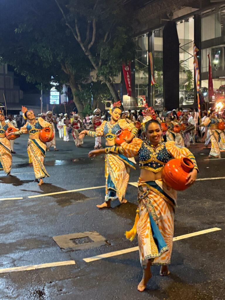 2026年 ナワン・ペラヘラ 伝統舞踊の踊り子 コロンボ