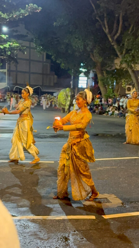 2026年 ナワン・ペラヘラ 伝統舞踊の踊り子 コロンボ