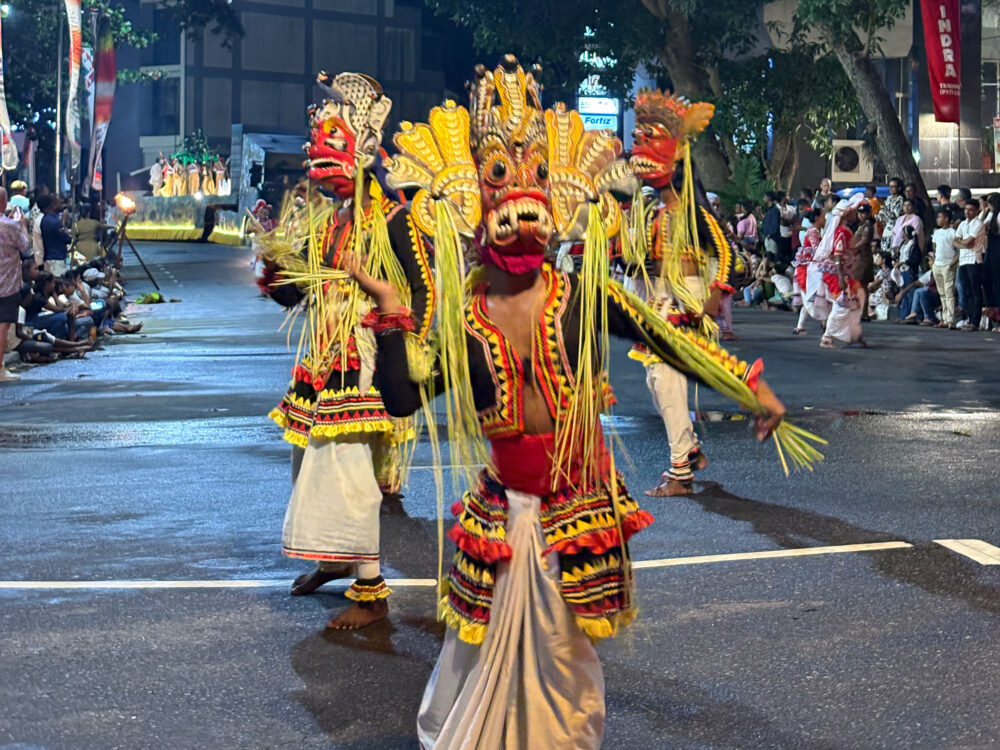 2026年 ナワン・ペラヘラ 伝統舞踊の踊り子 コロンボ 仮面