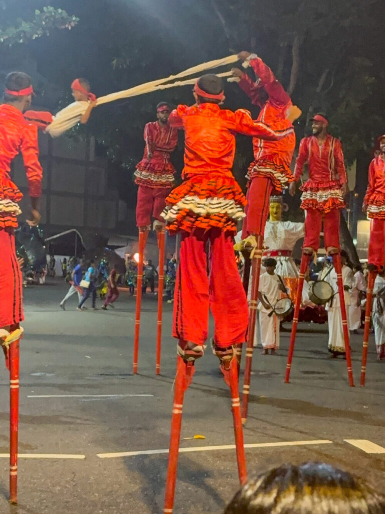 2026年 ナワン・ペラヘラ 伝統舞踊の踊り子 コロンボ 竹馬