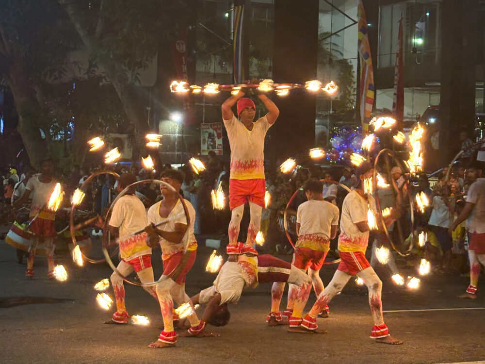 2026年 ナワン・ペラヘラ 伝統舞踊の踊り子 コロンボ ファイヤーダンス