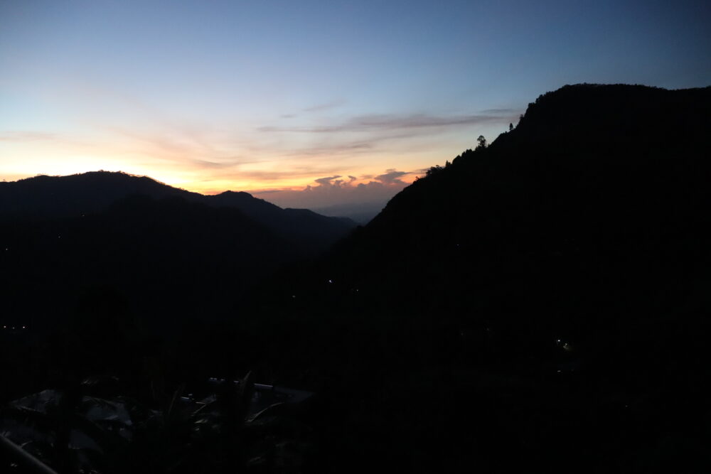 夜明け前の朝5:30の宿の部屋からの景色。右に見える山がエッラロックです。