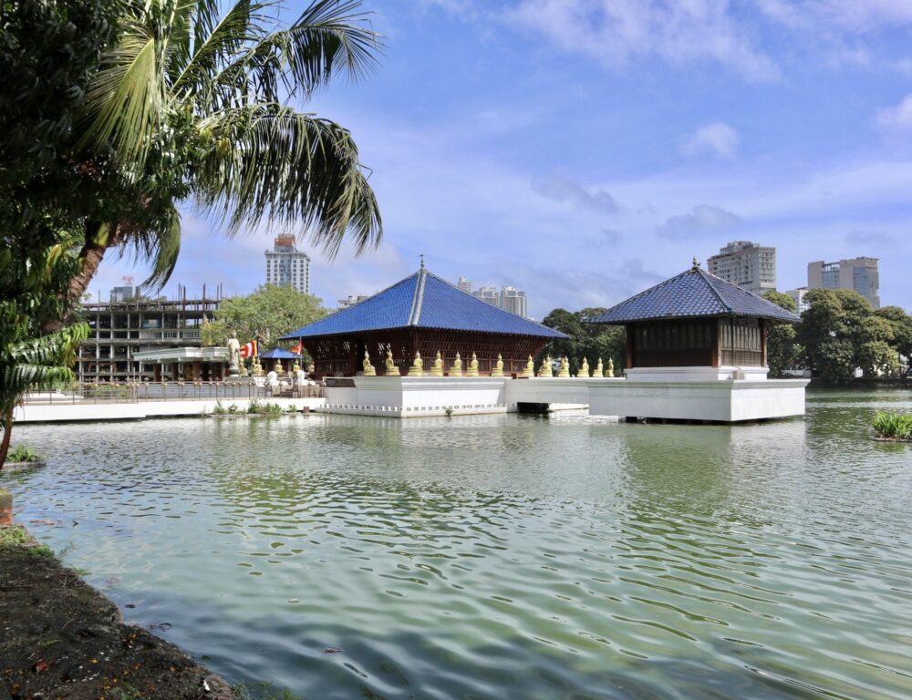 画像：湖に浮かぶシーマ・マラカヤ寺院