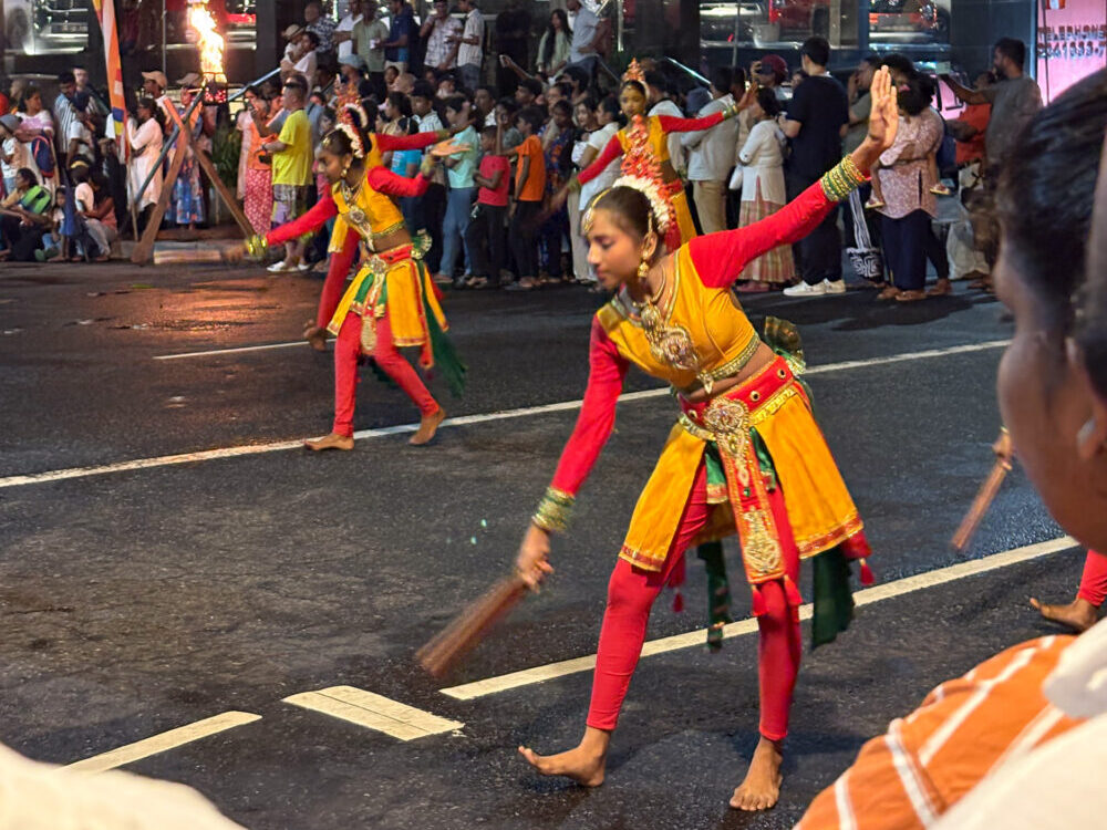 2026年 ナワン・ペラヘラ 伝統舞踊の踊り子 コロンボ