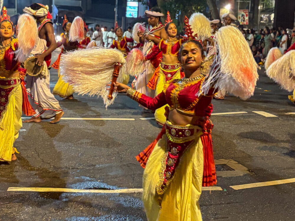 2026年 ナワン・ペラヘラ 伝統舞踊の踊り子 コロンボ